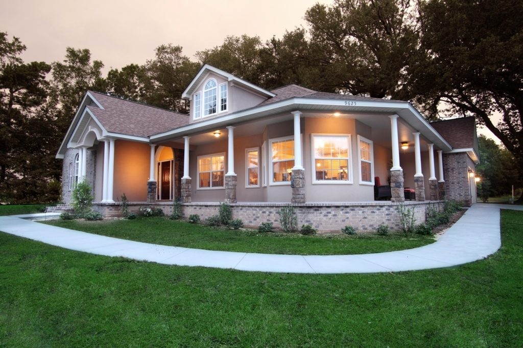 Cape cod home with veranda