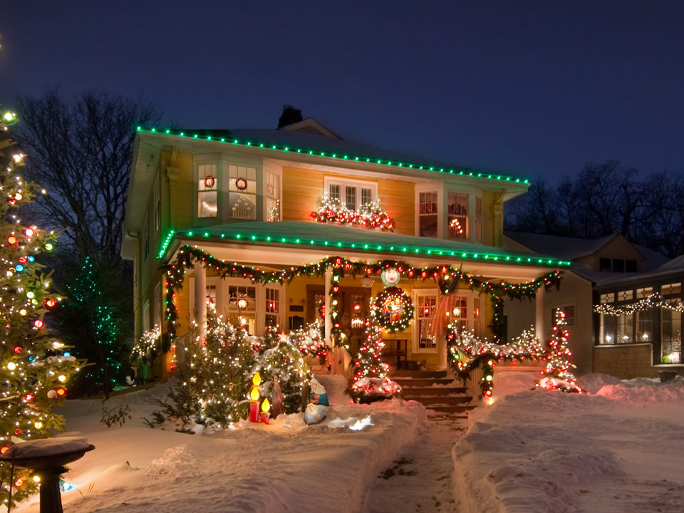 5 Easy Ways to Decorate the Front of Your Home for Christmas